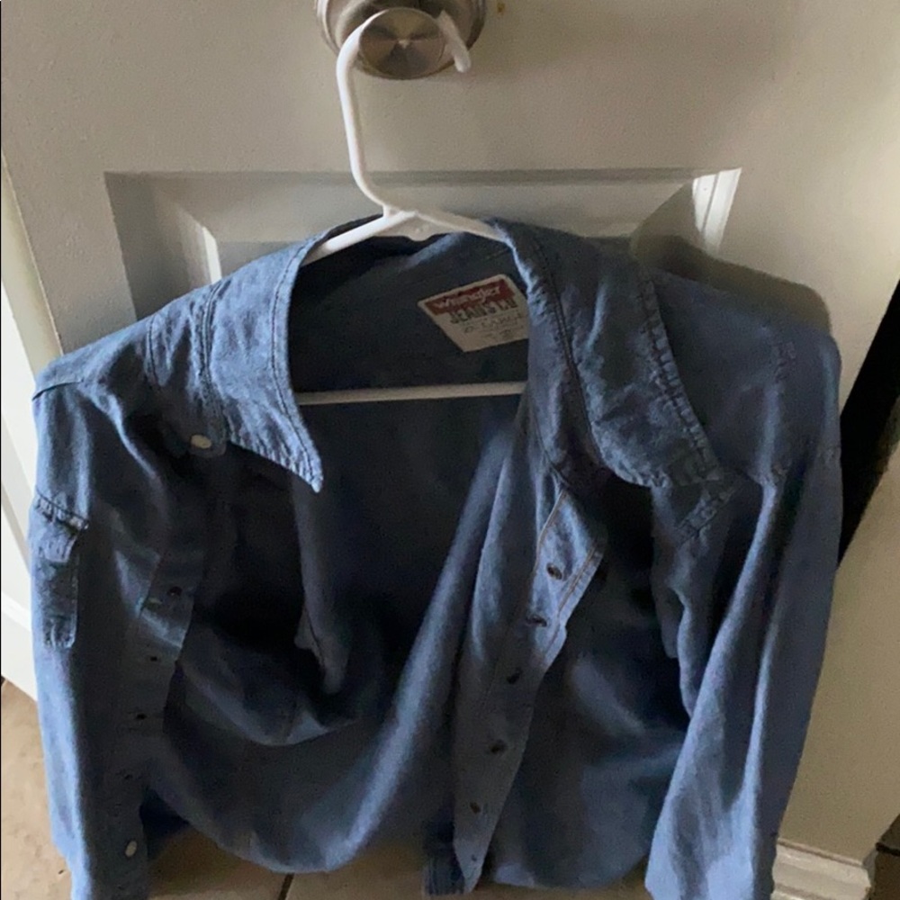 Men’s button up shirts sleeves and pockets
